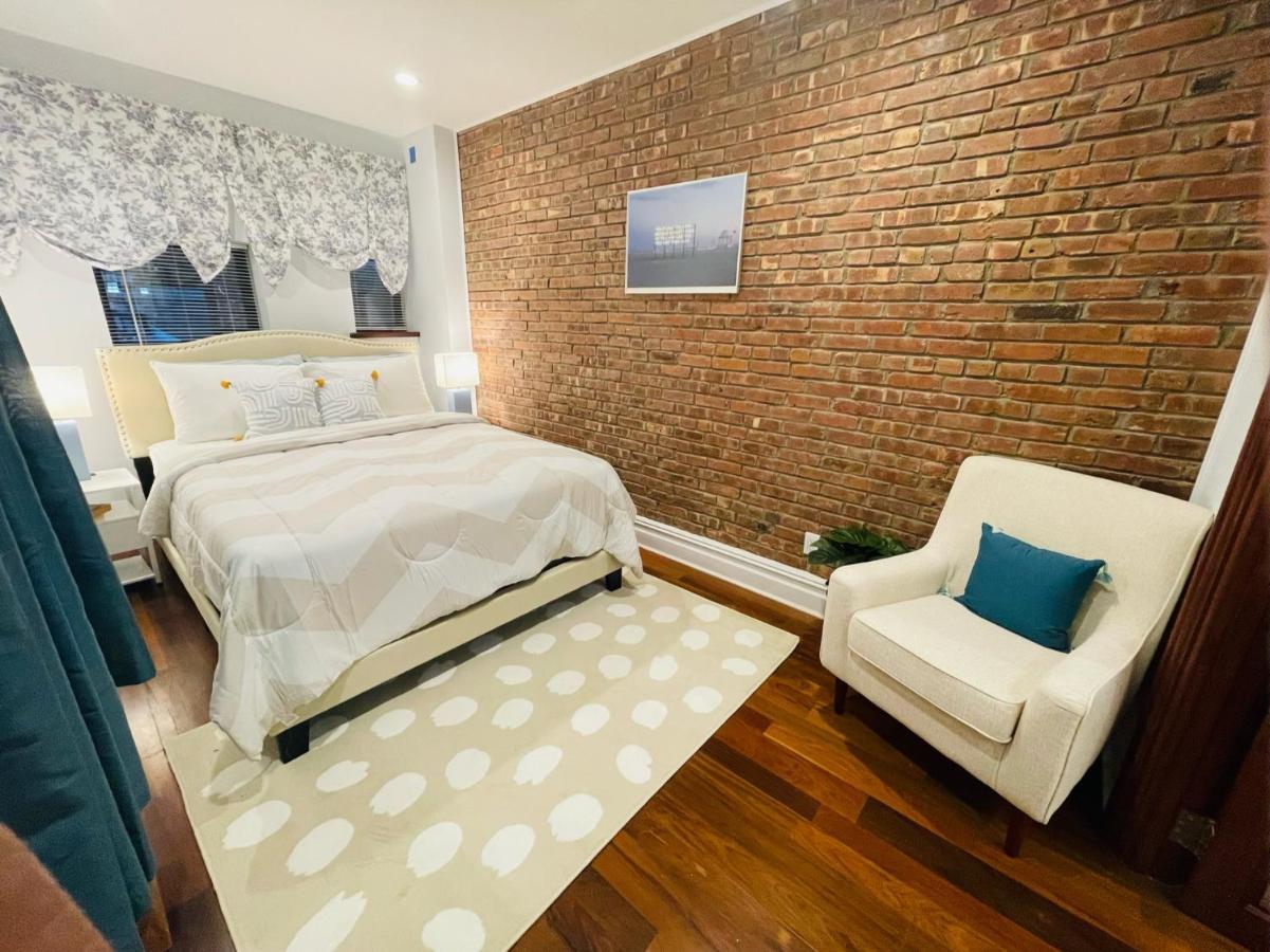 Ferienhaus Historic Brownstone - Newly Renovated Brownstone On Historic Street With Outdoor Space *