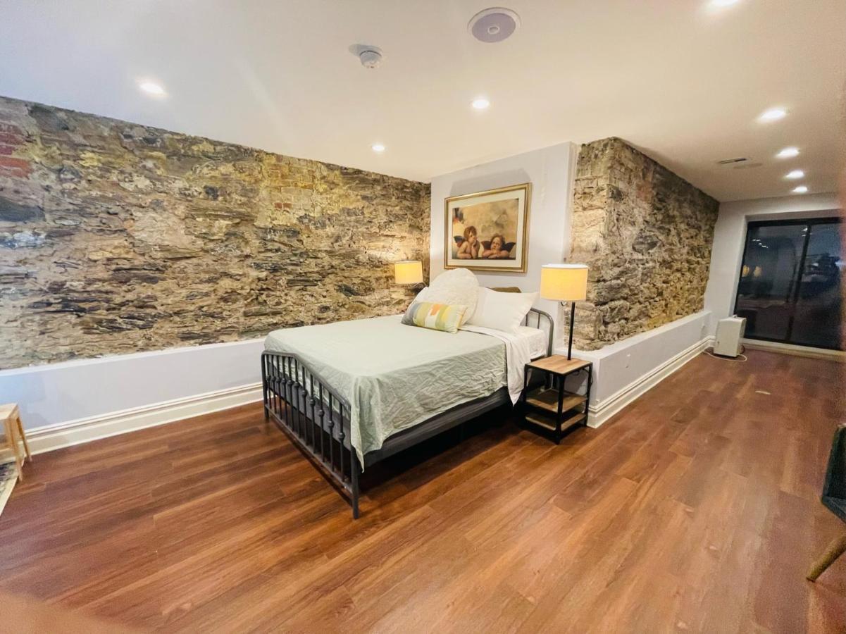 Ferienhaus Historic Brownstone - Newly Renovated Brownstone On Historic Street With Outdoor Space *