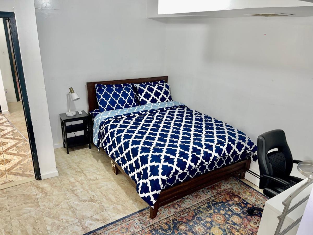 Apartment 2 Bedrooms Lr Kit Bath And Backyard 2 Stops To Manhattan *