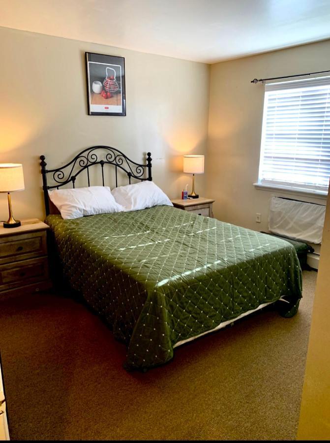 Large 3-bedrooms/2-bath Apt, One Block To Train Privatunterkunft *