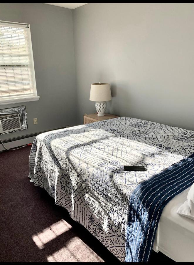 Large 3-bedrooms/2-bath Apt, One Block To Train Privatunterkunft *