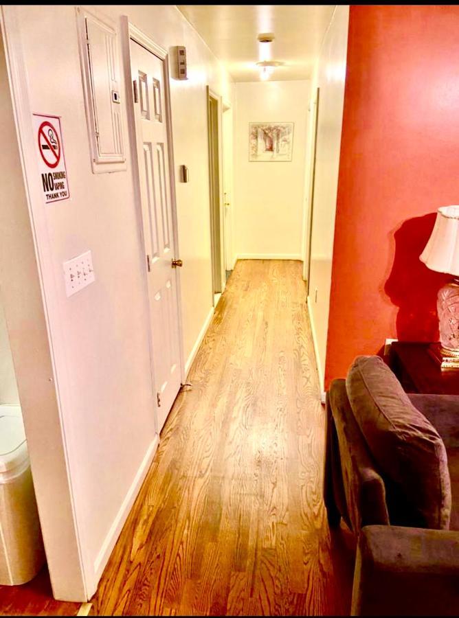 Privatunterkunft Large 3-bedrooms/2-bath Apt, One Block To Train