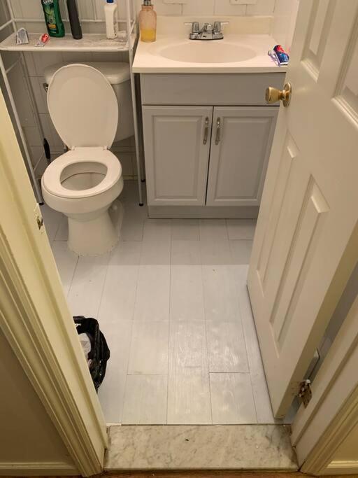 Large 3-bedrooms/2-bath Apt, One Block To Train Privatunterkunft New York