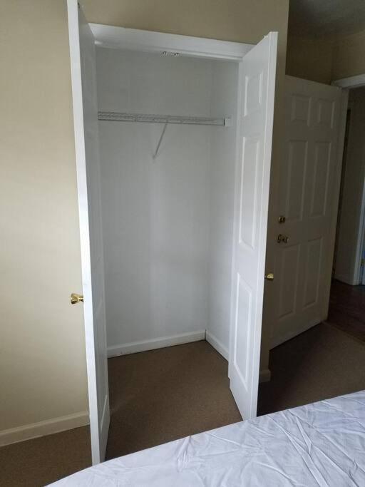 Privatunterkunft Large 3-bedrooms/2-bath Apt, One Block To Train New York