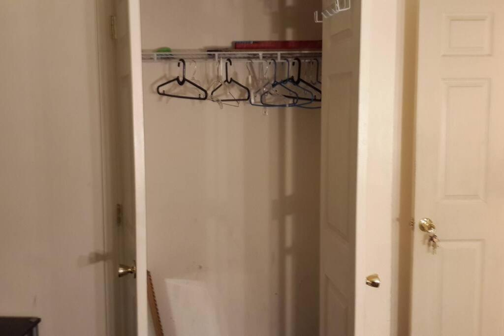 Privatunterkunft Large 3-bedrooms/2-bath Apt, One Block To Train *