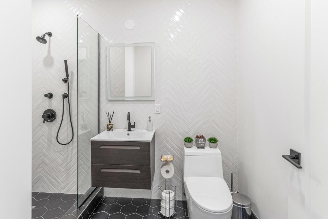 Luxe Studio Apt With Charming Juliet Balcony