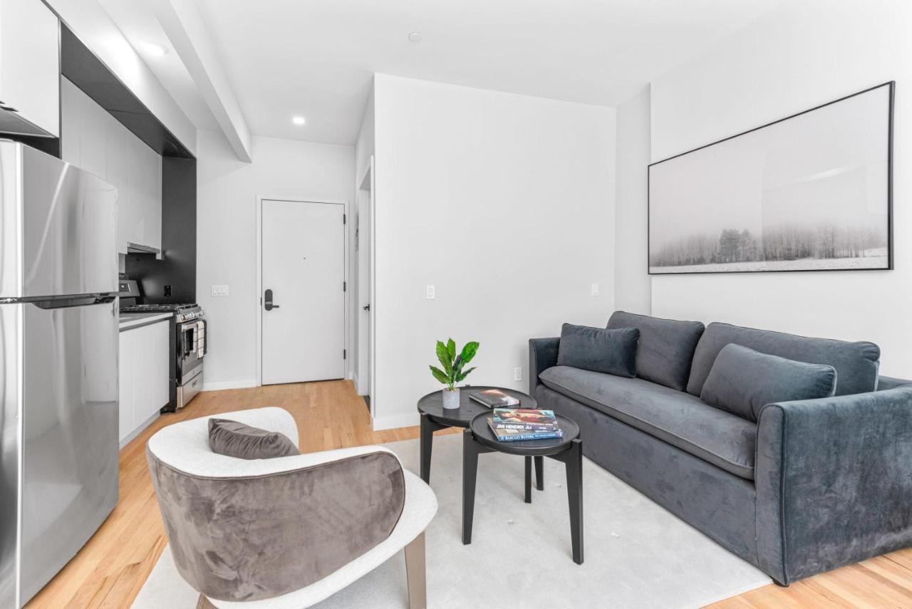 Luxe Studio Apt With Charming Juliet Balcony Holiday home New York