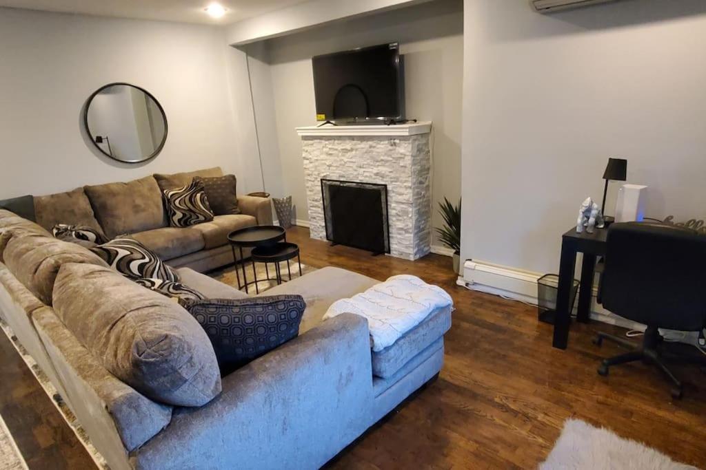 Quiet 3 Bedroom In Private Apartment *