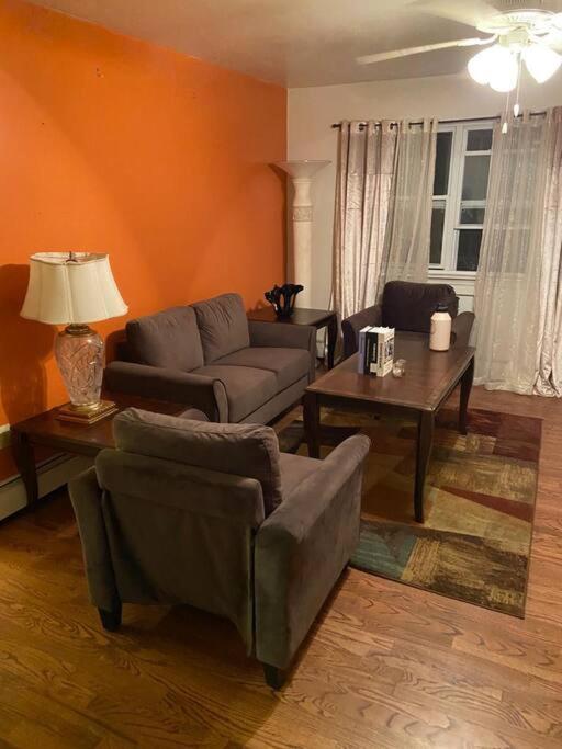 Privatunterkunft Large 3-bedrooms/2-bath Apt, One Block To Train *