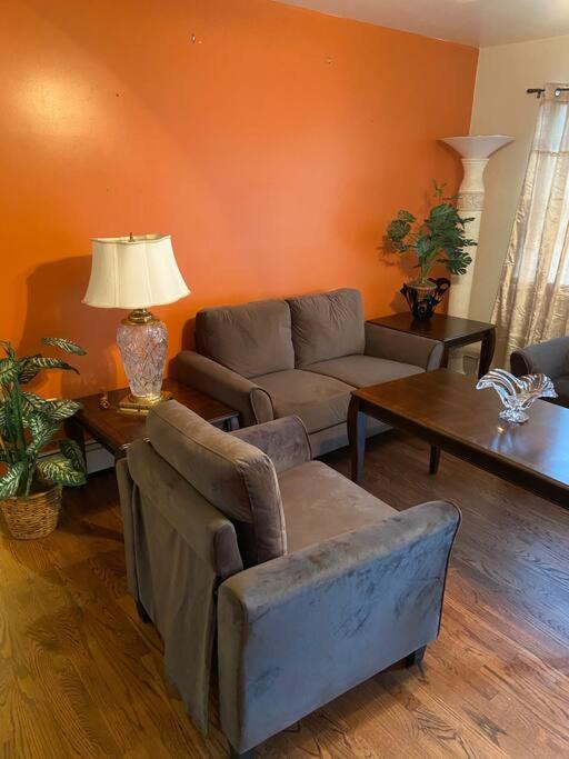 Large 3-bedrooms/2-bath Apt, One Block To Train Privatunterkunft *