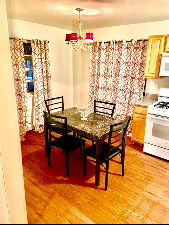 Large 3-bedrooms/2-bath Apt, One Block To Train Privatunterkunft