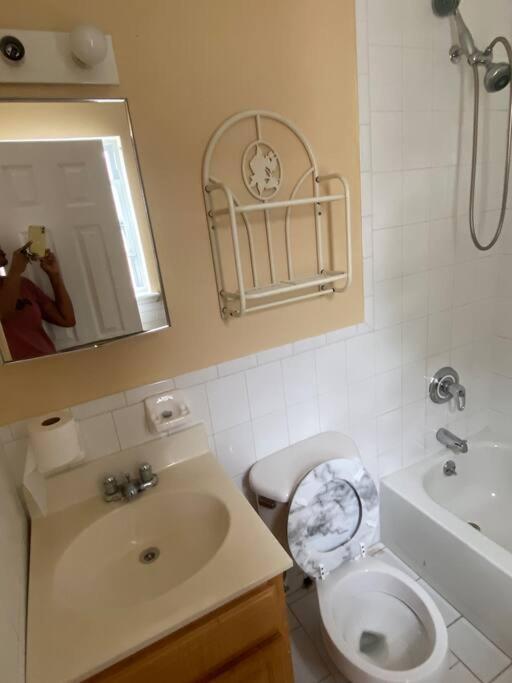 Large 3-bedrooms/2-bath Apt, One Block To Train Privatunterkunft *