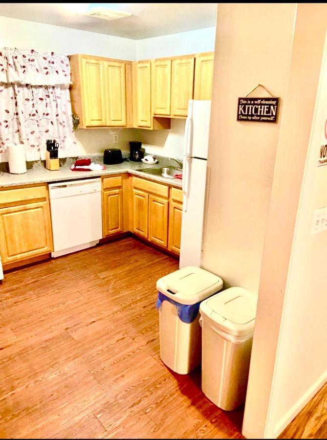 Large 3-bedrooms/2-bath Apt, One Block To Train Privatunterkunft