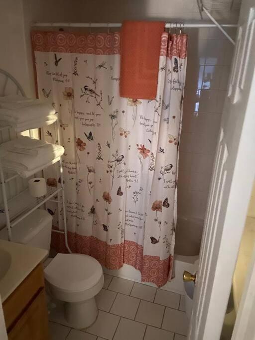 Privatunterkunft Large 3-bedrooms/2-bath Apt, One Block To Train *