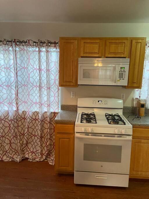 Privatunterkunft Large 3-bedrooms/2-bath Apt, One Block To Train New York