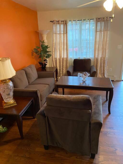 Large 3-bedrooms/2-bath Apt, One Block To Train Privatunterkunft *