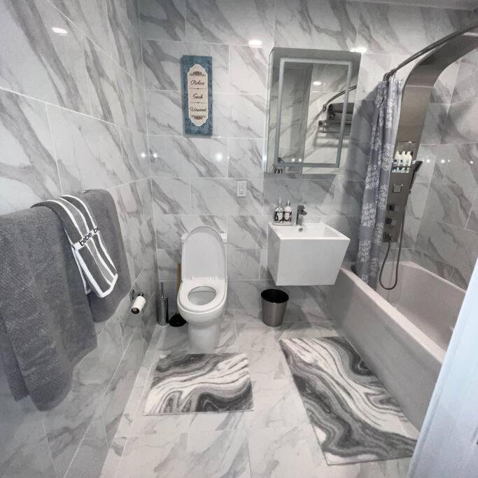 Cozy 1 Bedroom With Outdoor Patio Space New York