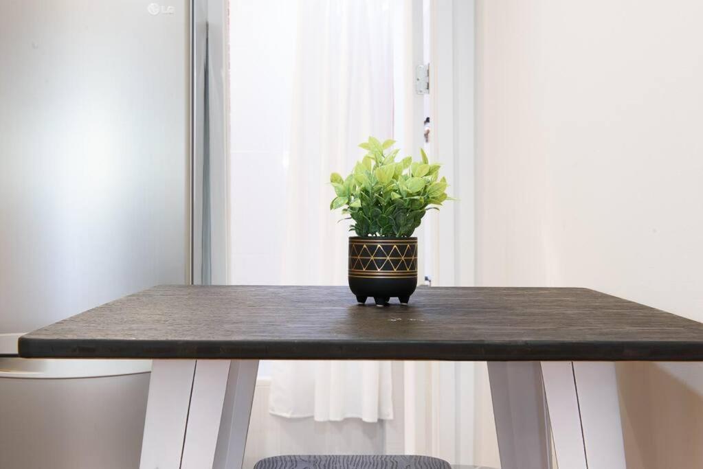 Apartment 24-17 Renovated Prime Location Wd *