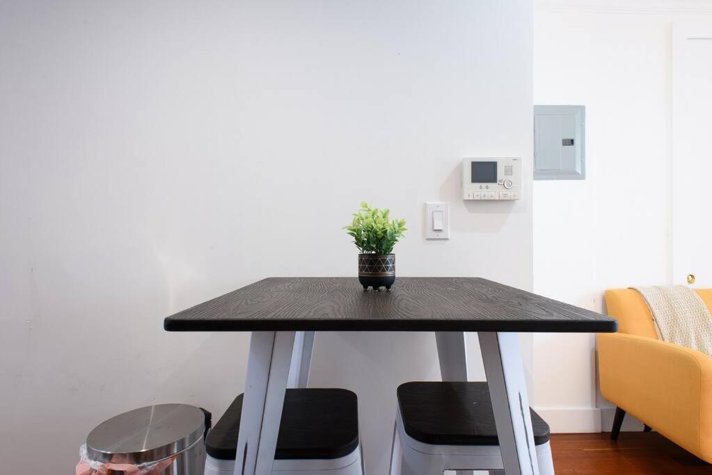 24-17 Renovated Prime Location Wd Apartment