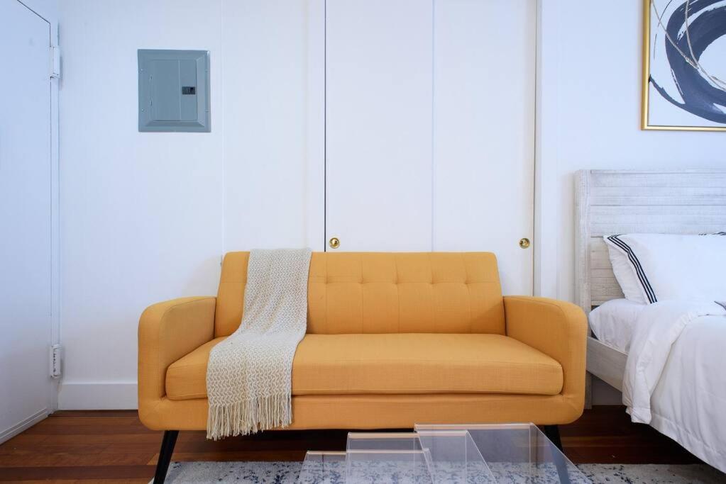 24-17 Renovated Prime Location Wd Apartment *