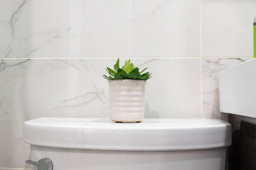 69-2d Stylish Lower East Side 1br Brand New * New York