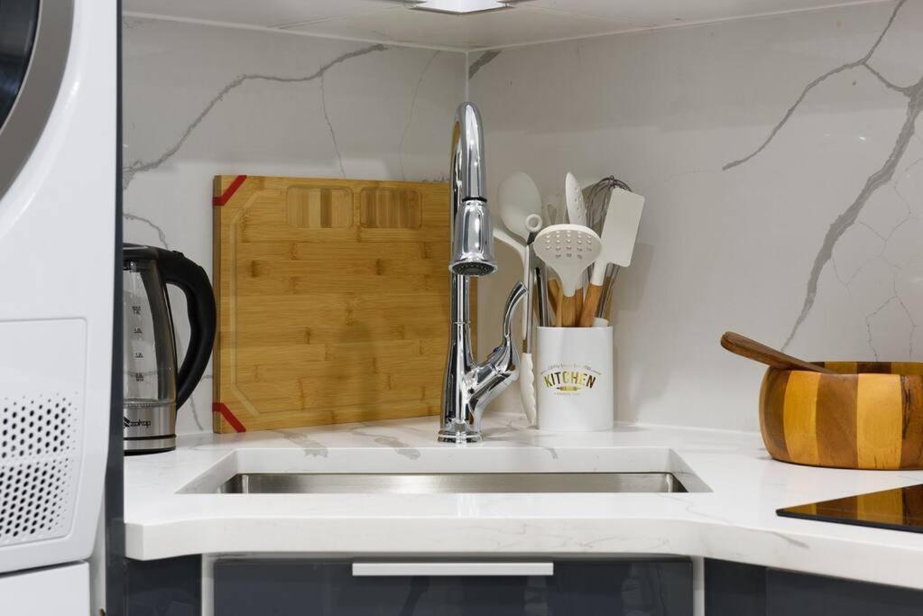 75-2c Furnished 1br W D Elev Wd Park Apartment *