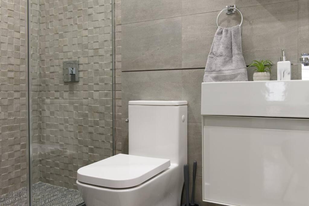 78-1b New 1br Prime Ues Wd In Unit Value *