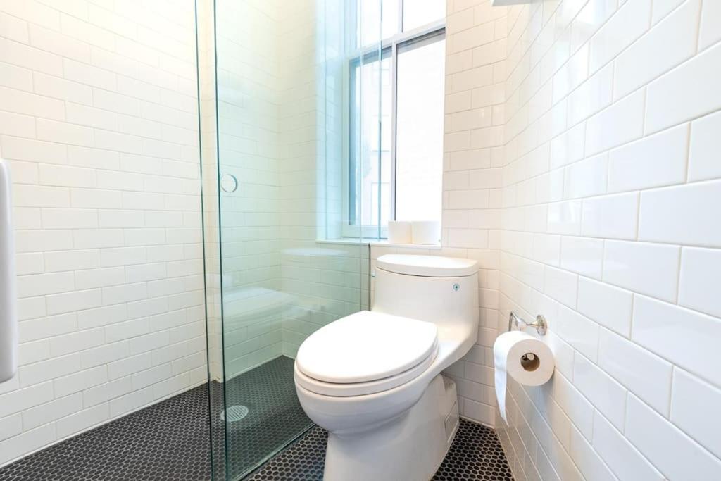 Apartment E10-2 Designer East Village Townhouse 1br W D *
