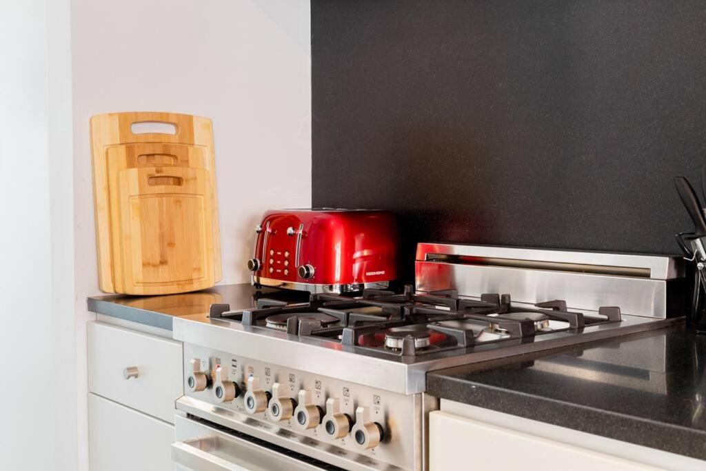 E10-2 Designer East Village Townhouse 1br W D Apartment New York
