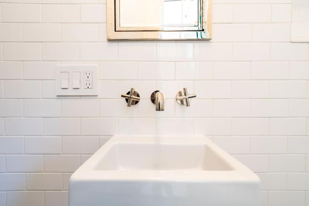 Apartment E10-2 Designer East Village Townhouse 1br W D