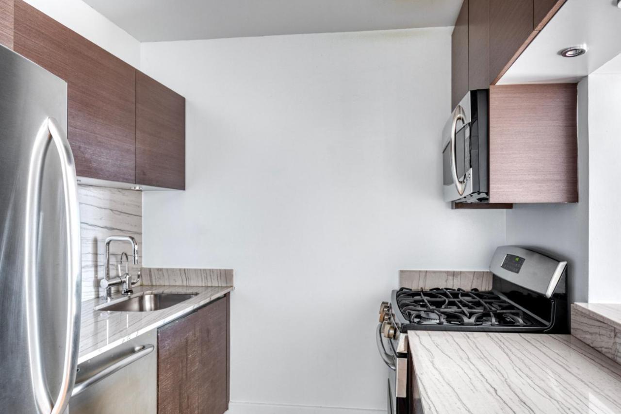 2br Nr Times Sq W Indoor Pool Gym Nyc-49