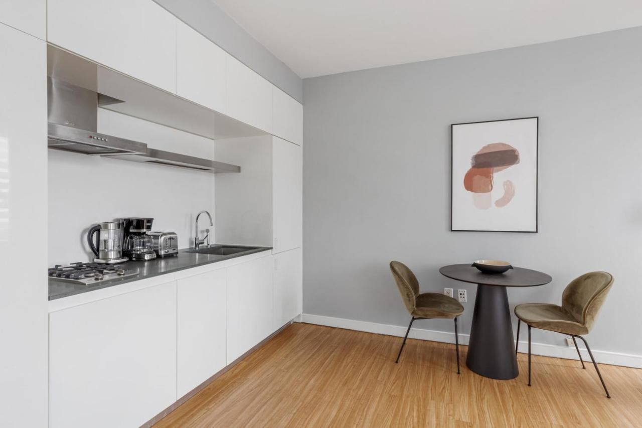 Apartment Midtown 1br W Doorman Gym Wd Nr Rock Center Nyc-1128 *