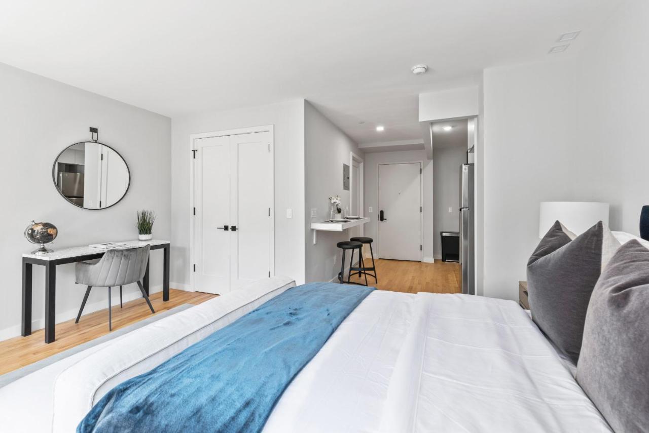 Luxe Studio In Upper East Side With Charming Juliet Balcony Holiday home New York
