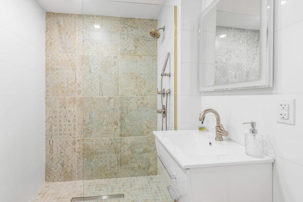 Modern Studio With Charming Juliet Balcony In Upper East Side Holiday home New York