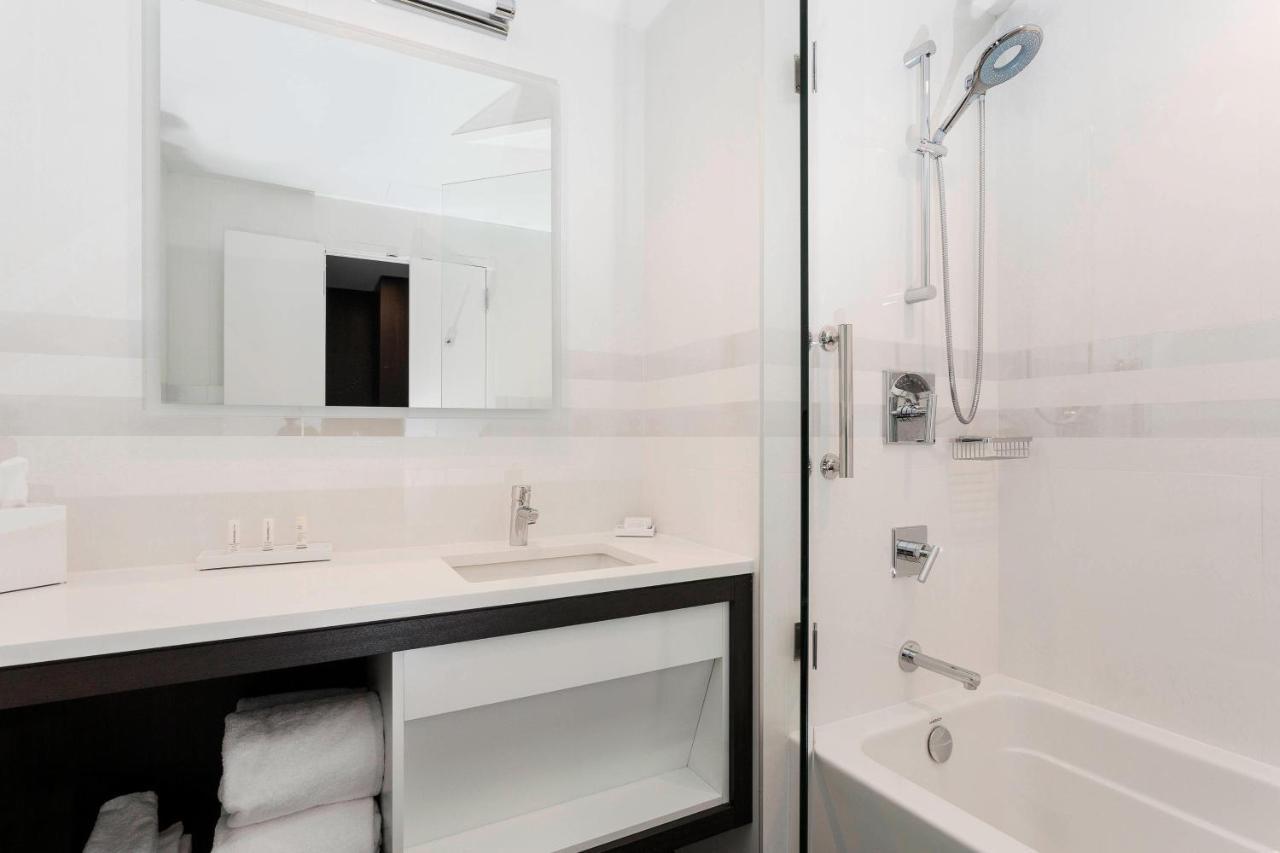 Courtyard By Marriott Long Island City/new York Manhattan View Hotel