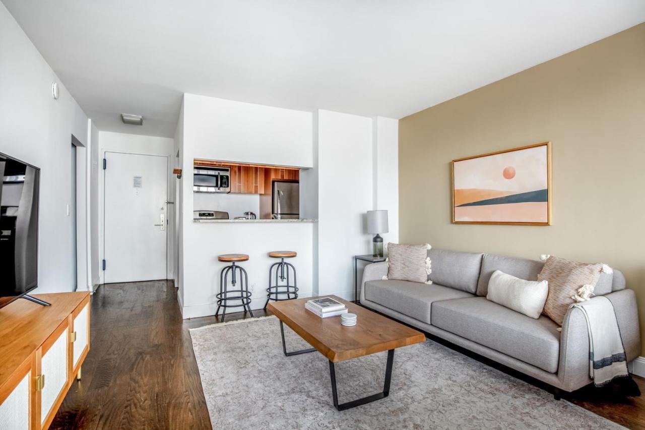 Ues W Balcony Gym Doorman Nyc-89 * New York