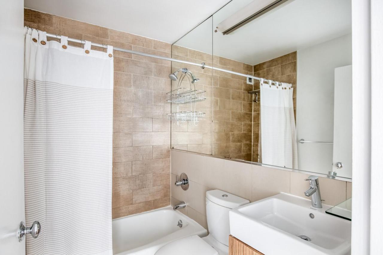 Ues W Balcony Gym Doorman Nyc-89 *