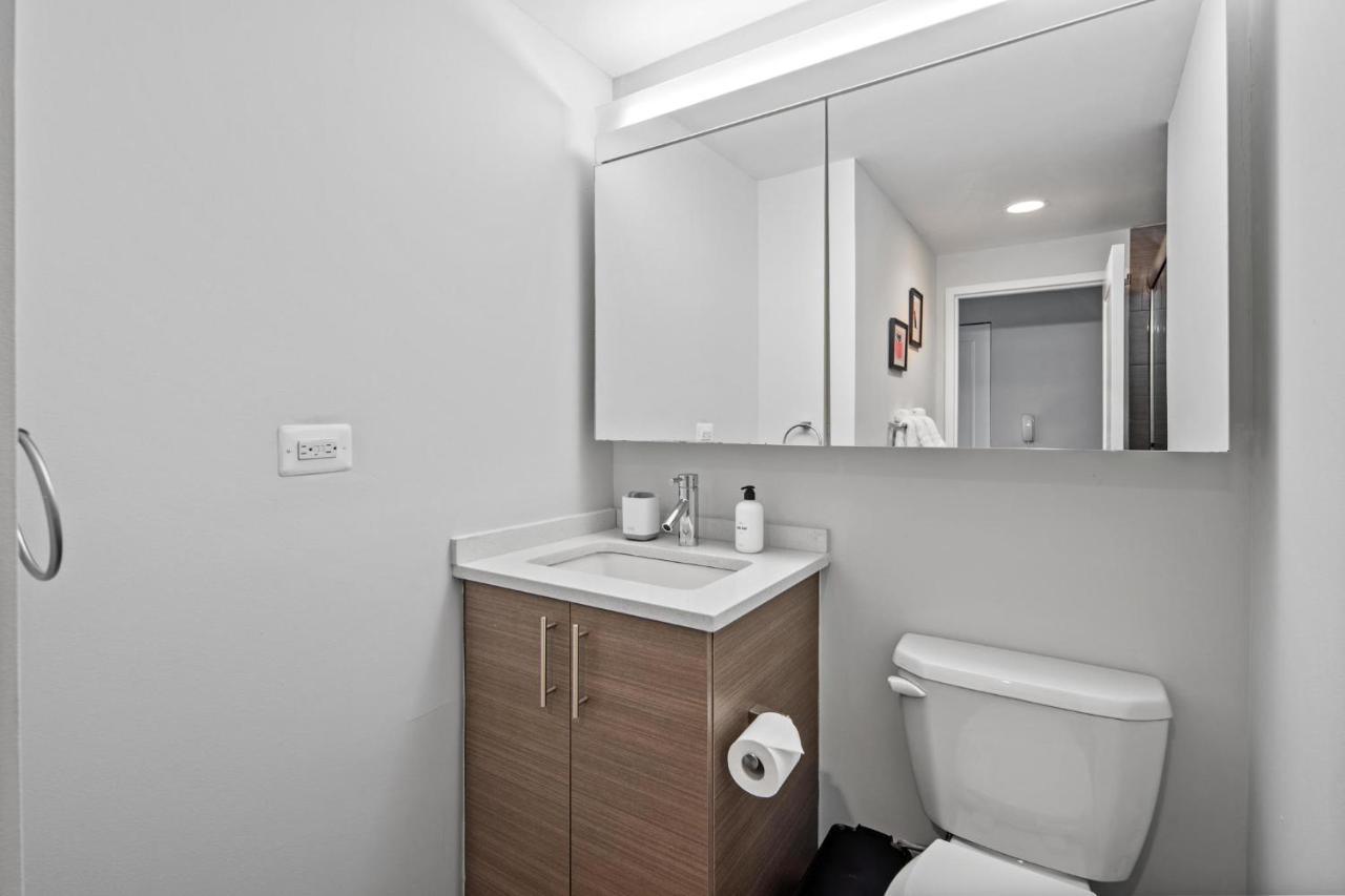Picturesque 1br In Nyc Balcony Apartment