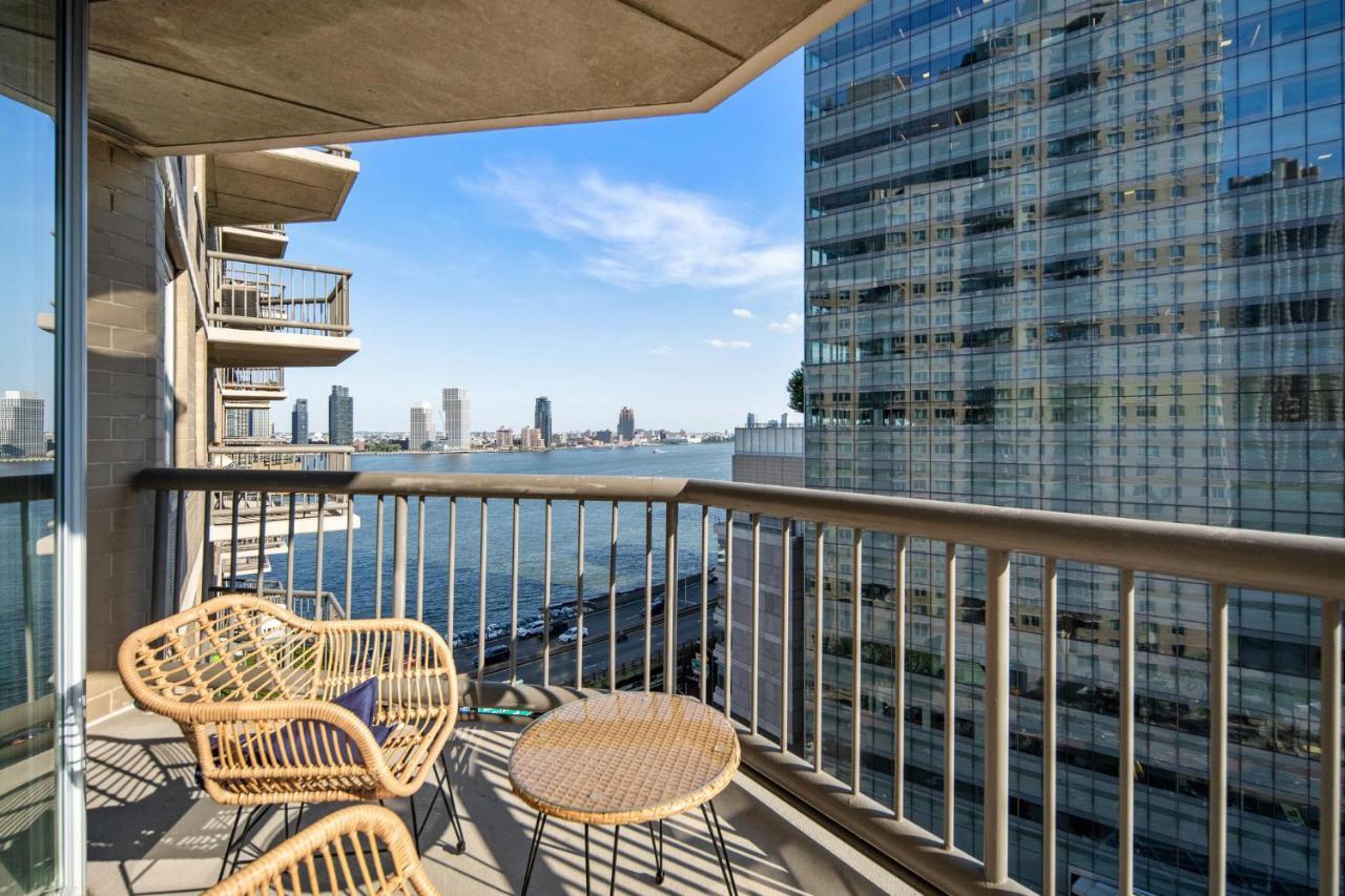 Picturesque 1br In Nyc Balcony *