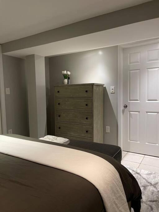 The Circle Near Jfk + Shopping Mall * New York