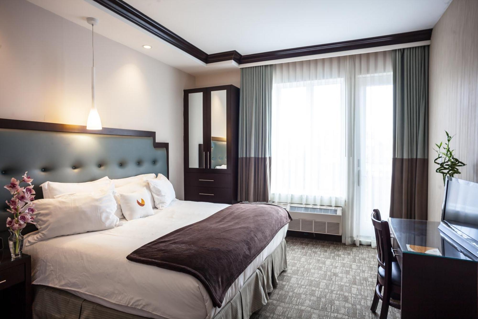 Aura Brooklyn 4*