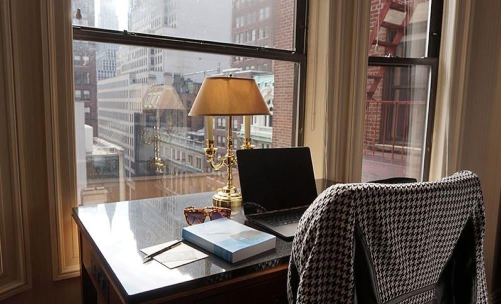 Iroquois Times Square Hotel 5*