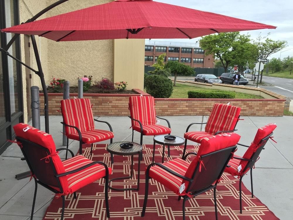 Super 8 By Wyndham Jamaica North Conduit Hotel