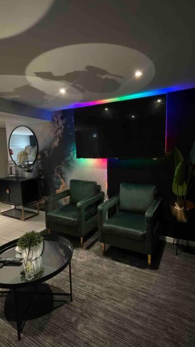 The Circle Near Jfk + Shopping Mall * New York
