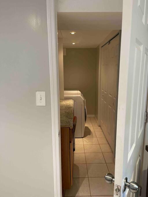 The Circle Near Jfk + Shopping Mall * New York