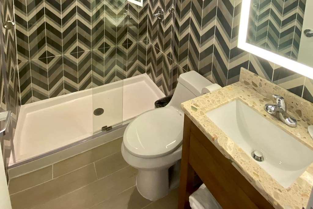 Super 8 By Wyndham Brooklyn Williamsburg