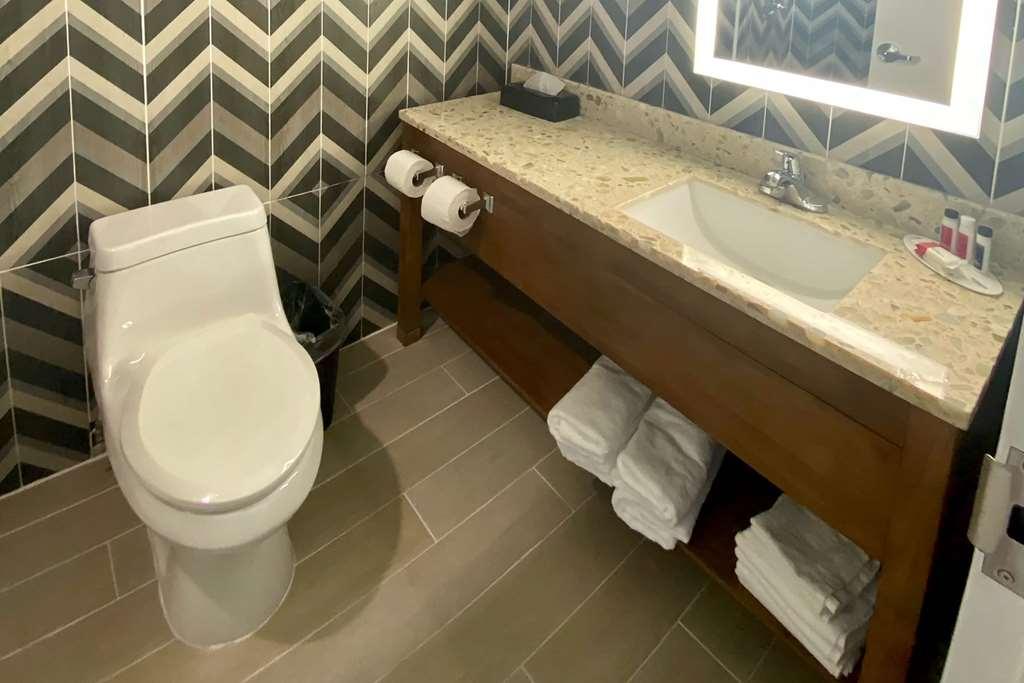 Super 8 By Wyndham Brooklyn Williamsburg New York