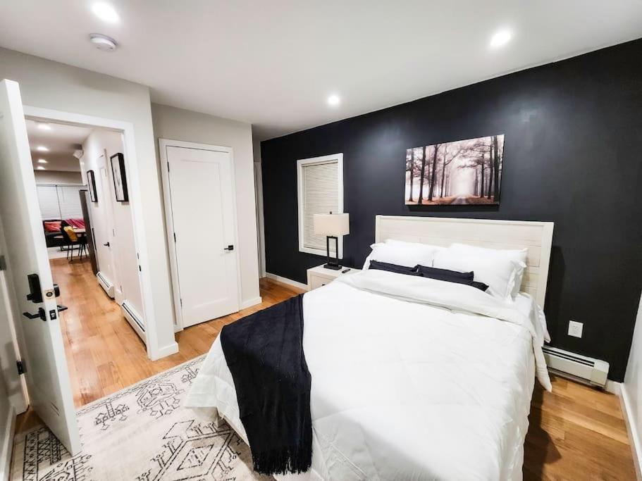 A New Splash Of Color In The Heart Of Queens Holiday home New York
