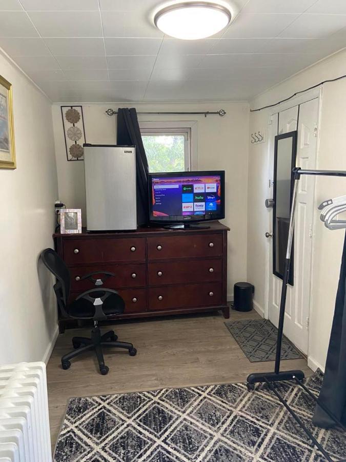 Cozzy With Private Entrance And Drive Way Séjour chez l'habitant