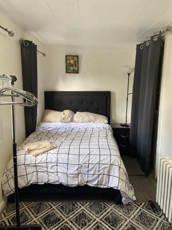 Cozzy With Private Entrance And Drive Way Séjour chez l'habitant *